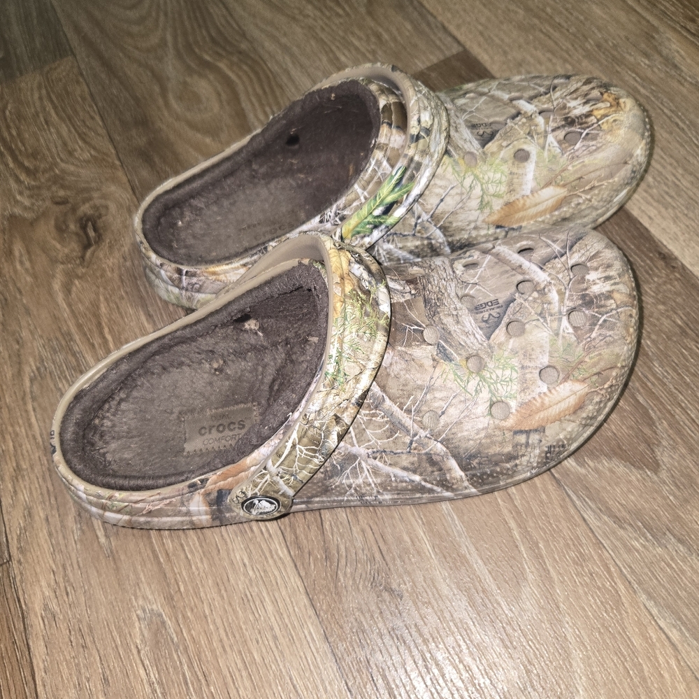 Unisex camo crocs with fur inside